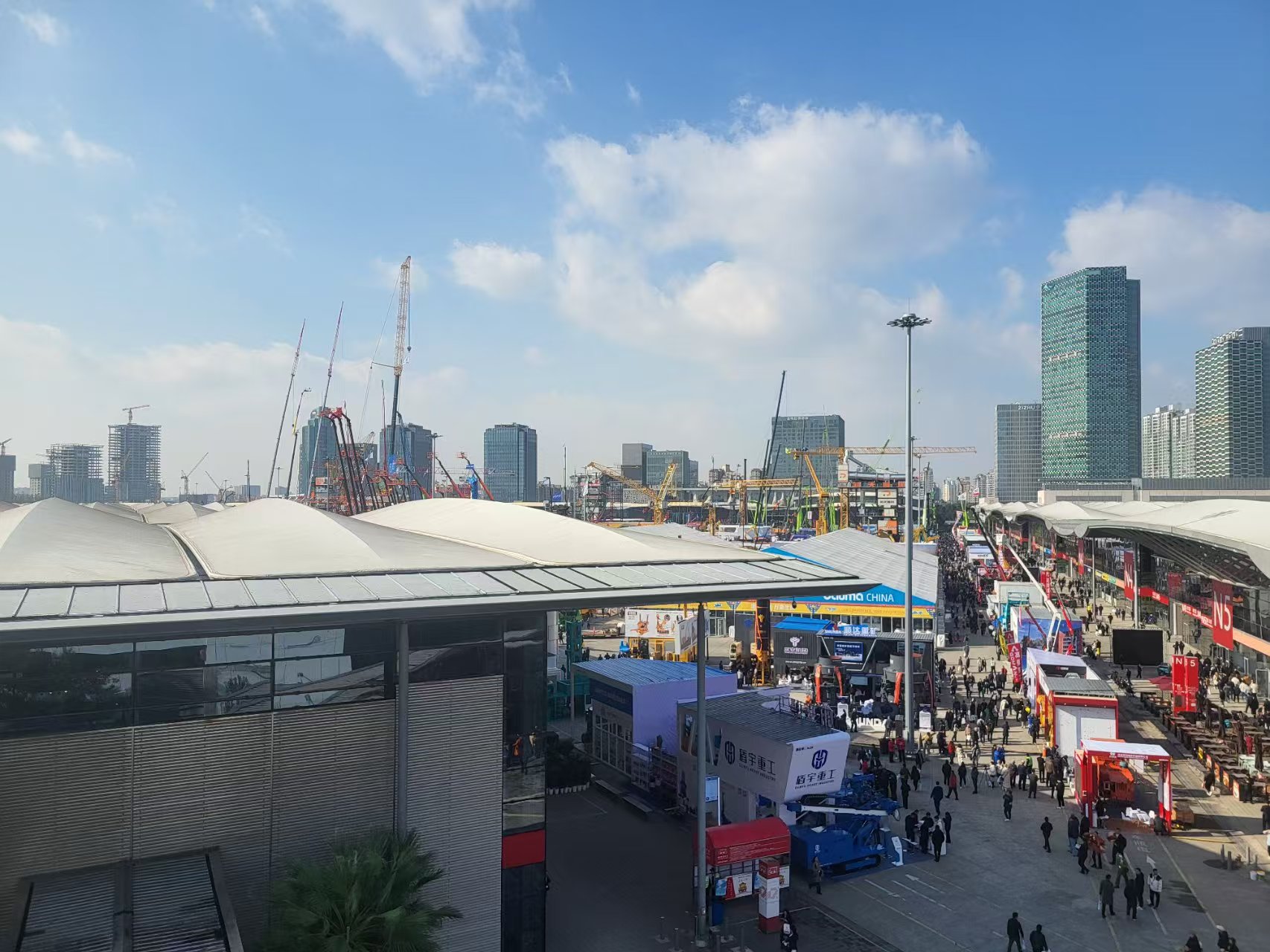 <img src="Bauma Exhibition.jpg" alt="Bauma Exhibition">